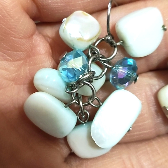VINTAGE MILKY WHITE SHELL STONE CHIPS BLUE CRYSTAL DANGLE HOOK 1.5" EARRINGS - Picture 4 of 9